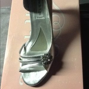 Touch Ups Sharmain Silver Pumps 8M Bridesmaid NEW